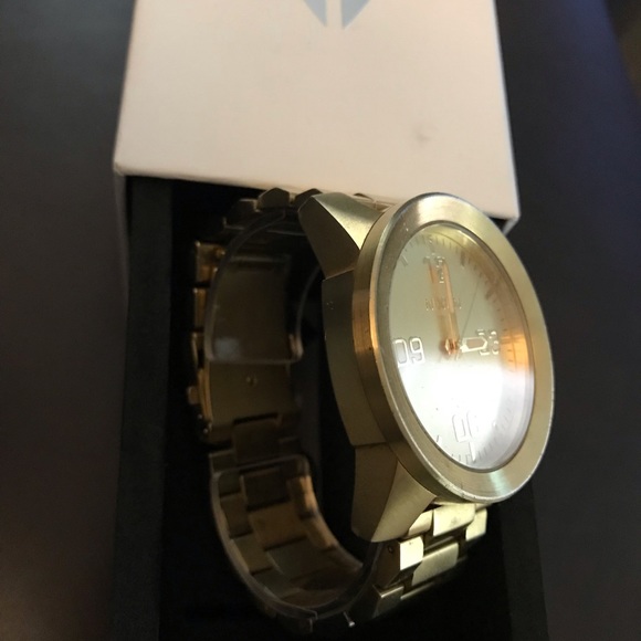 Gold Nixon watch - Picture 2 of 2